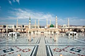 Best UK Umrah Packages For Families, Couples, & Solo Travelers